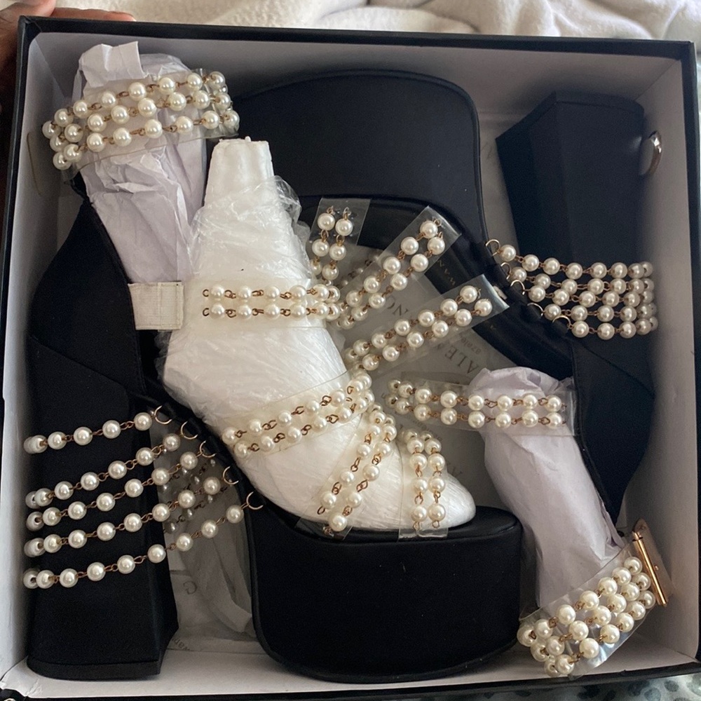 Azalea Wang Along For The Ride Chunky Pearl Sandals - Black 8.5